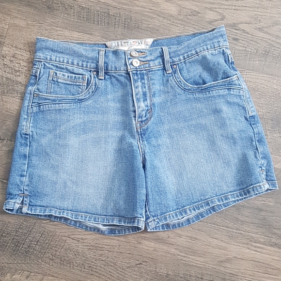 Levi's Pants - 3/$25 Vintage Levi midi jean shorts, size 4